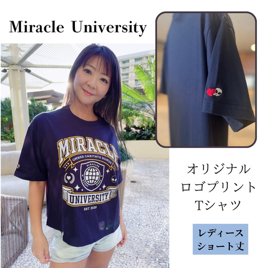 MIRACLE UNIVERSITY ロゴプリントTシャツ (ショート丈）（レディース)