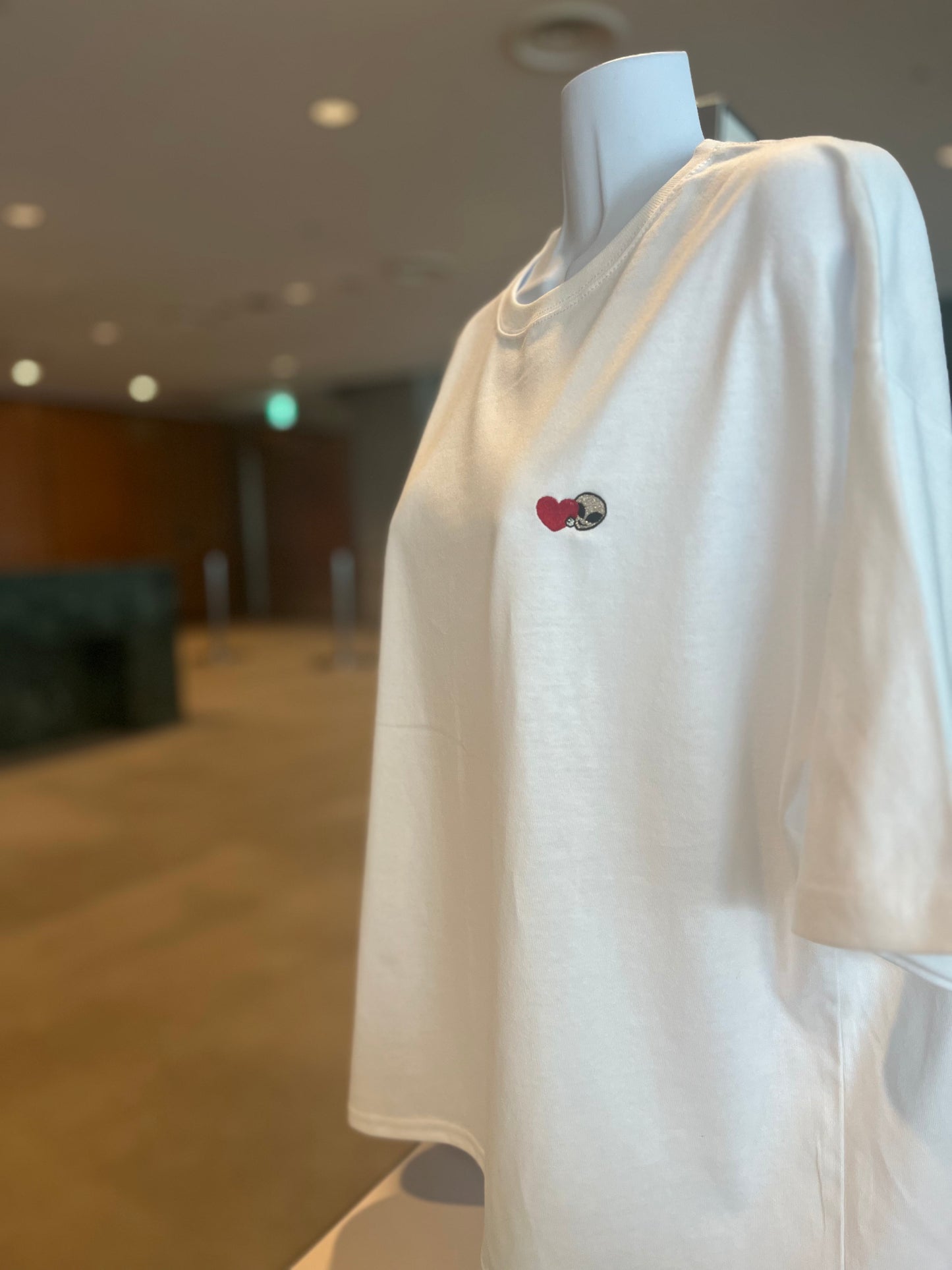 UNIVERSTAR オリジナルTシャツ 宇宙人ハート刺繍（ショート丈） (レディース)
