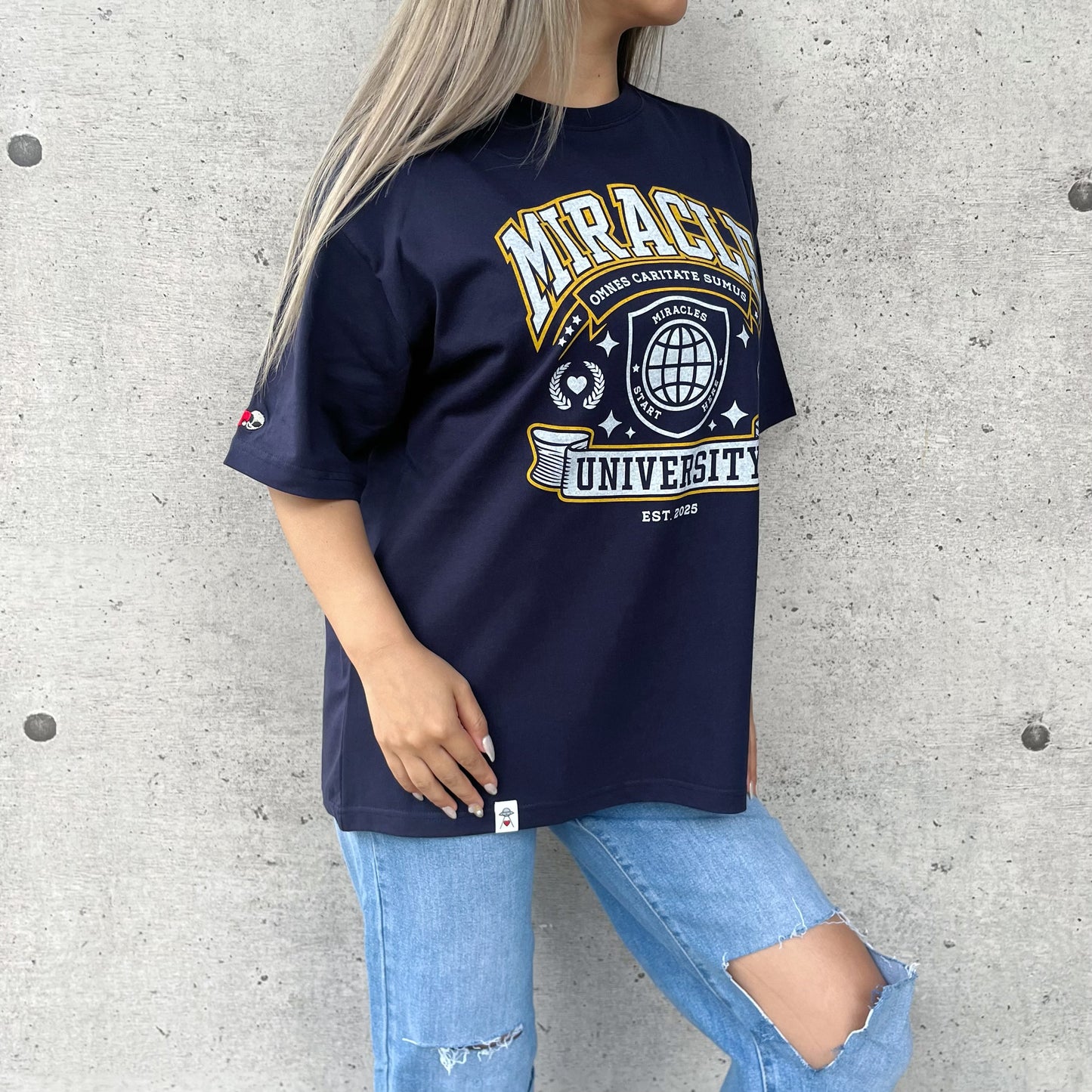 MIRACLE UNIVERSITY ロゴプリントTシャツ （ロング丈）(メンズ)